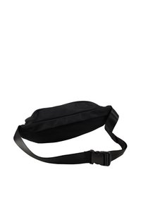 Czarna torba na ramię wykonana z trwałego materiału, o płaskim, prostokątnym kształcie i regulowanym pasku z plastikowym zapięciem.