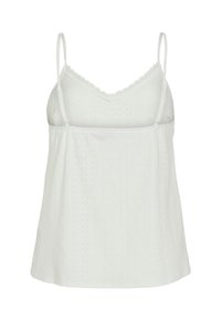 Witte cami-top met verstelbare spaghettibandjes, gegolfde ronde hals en een textuurpatroon met kleine verticale openingen. Zacht, lichtgewicht materiaal.