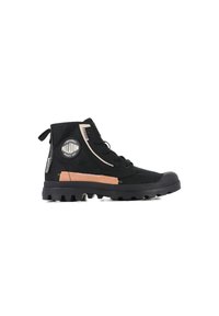 Stivali neri alla caviglia con suola in gomma, con tomaia in suede, dettagli beige a contrasto e una toppa circolare con logo sul lato.