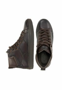 Para ciemno-brązowych skórzanych sneakersów typu high-top z wiązaniem z przodu oraz wyściełanym kołnierzem na kostce, pokazanych z widoków bocznych i od góry.