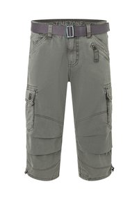 Cargo-Shorts aus olivgrünem Stoff mit einer strukturierten Oberfläche. Verfügt über mehrere Taschen, einen grauen Gürtel mit Schnalle und dekorative Nähte.