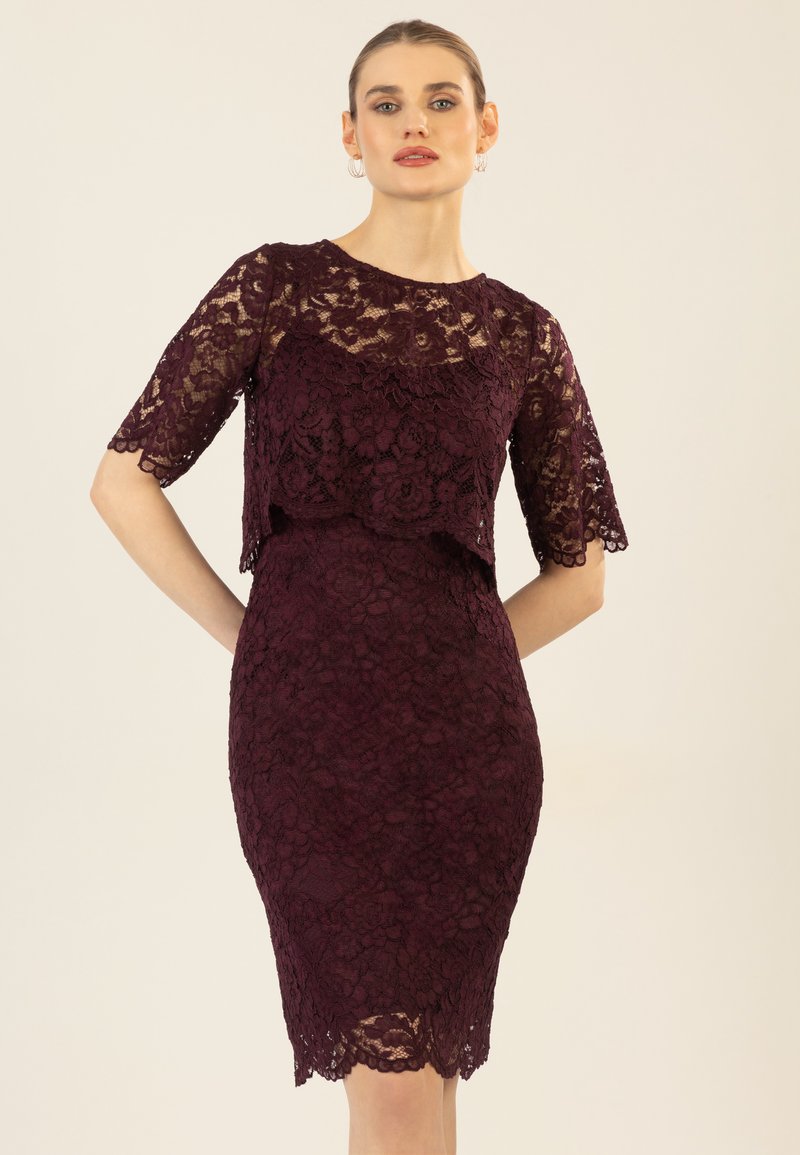 Burgunderfarbenes Spitzenkleid mit kurzen Ärmeln, taillierter Silhouette und geschwungenem Saum. Aufwendiges Blumenmuster über den gesamten Stoff.