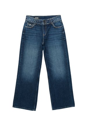 Mørkeblå jeans med vide ben, nittebælte, forlommer og knaplukning, lagt fladt på en hvid baggrund.