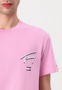 Tommy Jeans SIGNATURE CITY TEE UNISEX - Print T-shirt - carnival pink