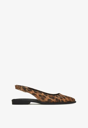 Zapato plano con estampado de leopardo marrón, con correa trasera, hebilla dorada y suela negra, visto de lado sobre fondo blanco.