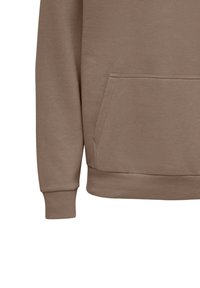 Sudadera marrón con una textura suave, que cuenta con un bolsillo frontal y puños de canalé. El diseño incluye un corte simple y clásico.