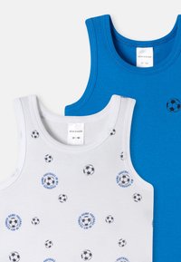 Due top tank: uno blu, l'altro bianco con un motivo a palloni da calcio. Entrambi realizzati in morbido cotone, presentano scolli rotondi e ampie aperture per le braccia.