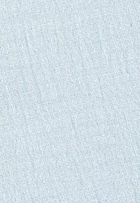 Helles bläuliches strukturiertes Leinengewebe mit einem eingewebten Muster und einem subtilen, rustikalen Finish. Geeignet für eine Vielzahl von Textilanwendungen.