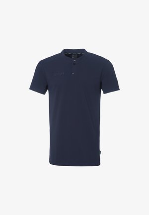 Marineblå polo shirt lavet af blødt stof, med knaplukning, korte ærmer og et broderet logo på brystet.