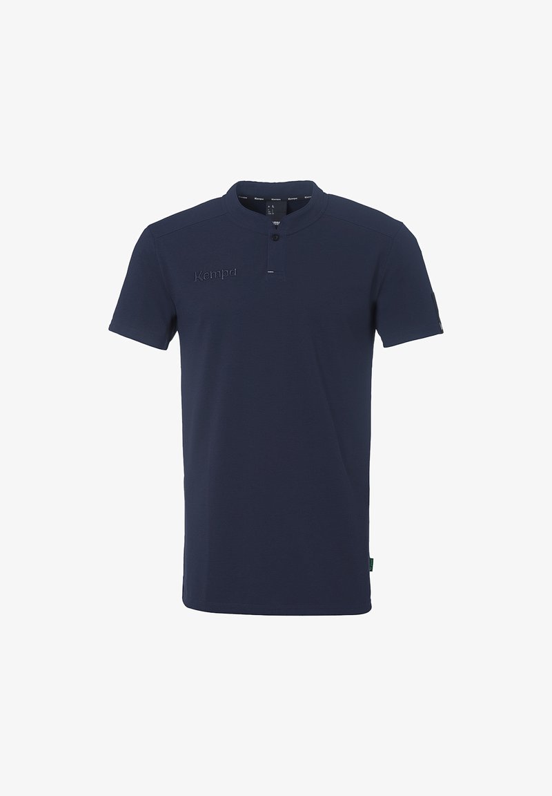 Marineblå polo shirt lavet af blødt stof, med knaplukning, korte ærmer og et broderet logo på brystet.