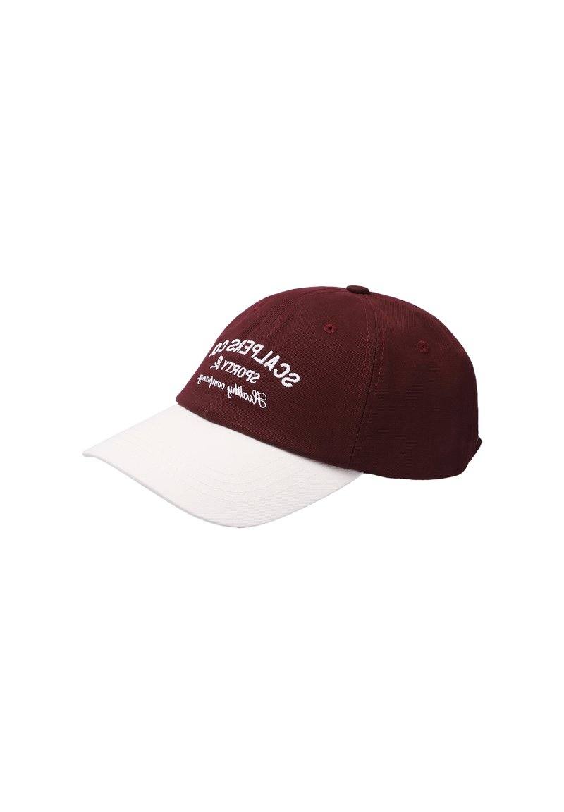 Gorra de béisbol color marrón con visera blanca curvada y texto bordado en blanco en el panel frontal.