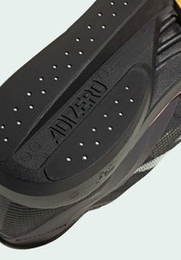 adidas Performance ADIZERO TAKUMI SEN 10 - Løbesko til landevejen - core black metalic spark