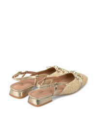 Scarpe slingback dorate con texture intrecciata, punta affusolata e tacco a blocco. Presentano dettagli decorativi in metallo e cinturino regolabile con fibbia.