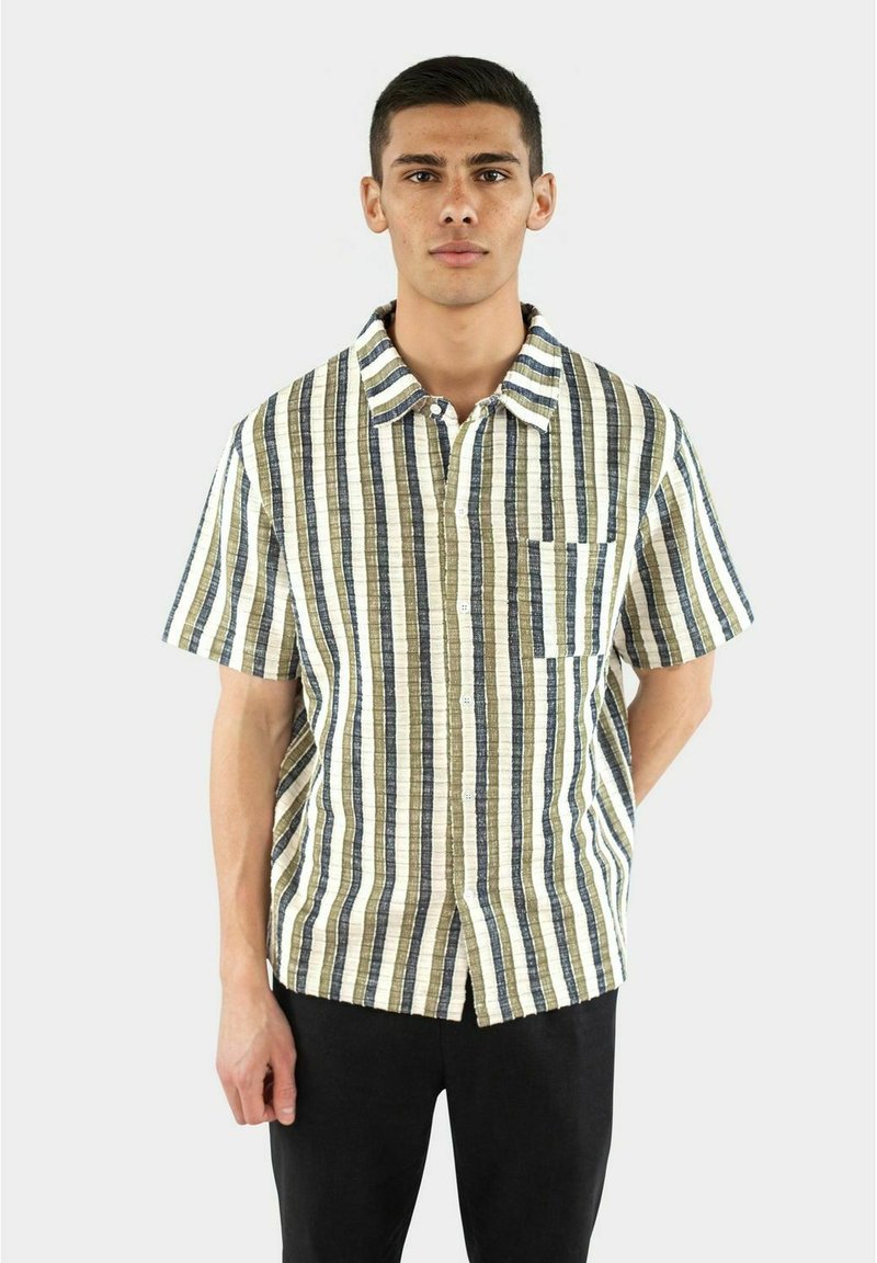 Camicia a maniche corte con bottoni, caratterizzata da righe verticali nei colori crema, blu e verde. Stoffa leggera con taschino sul lato sinistro del petto.