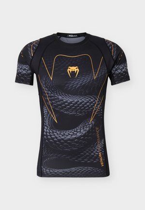 Svart treningsskjorte med korte ermer, med mønster som minner om slangeskinn, oransje huggtannlogo og teksten "Venum Performance" nederst til høyre.