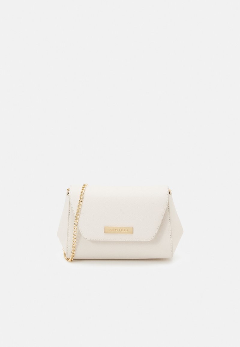 Petit sac à main en cuir blanc avec fermeture à rabat et bandoulière chaîne dorée, avec une plaque de marque dorée centrée sur le devant.
