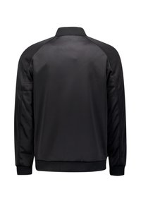 Zwarte bomberjack, glad nylonmateriaal, ribgebreide manchetten en zoom, gestructureerde schouders, eenvoudig ontwerp zonder zichtbare logo's of accenten.