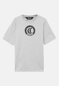 Tricou din bumbac gri, cu mâneci scurte, având un logo circular negru pe piept cu un design de șarpe și numele brandului "Just Cavalli."
