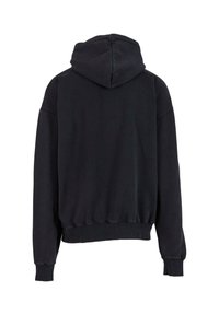 Črna kapuca iz mehke tkanine. Ima sproščen kroj, rebraste manšete in rob, brez vidnih logotipov ali vzorcev.