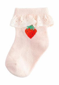 Rosa stickad strumpa med spetsfåll vid kanten; har en röd broderad jordgubbsdesign med gröna blad och svarta frön.