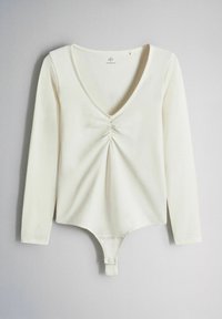 Bodi s dugim rukavima od kremasto bijele tkanine, s dubokim V-izrezom i nabranim prednjim detaljem, s kopčanjem na dnu.