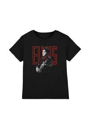 Schwarzes T-Shirt mit einer Grafik eines Mannes, der Gitarre spielt, in Schwarzweiß, rotem Schal und großem roten gepunktetem Schriftzug "ELVIS" dahinter.