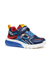 Blauwe en rode sport schoen met een Superman graphic, bovenwerk van mesh, klittenband en een doorzichtig blauwe zool met witte accenten.