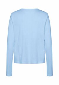 Svetlomodrá rebrovaná pletená košeľa s dlhými rukávmi a okrúhlym výstrihom, zobrazená zozadu na bielom pozadí.