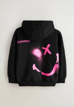 Čierna mikina s kapucňou so vzorom ružovo natretého veselé tváre na zadnej strane a textom „SMILEYWORLD! by TED BAKER“ hore. Mäkká tkanina, voľný strih.