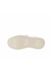 Zapatilla blanca con suela de goma texturizada, que presenta surcos para agarre y dos indentaciones circulares. Material superior liso con un diseño minimalista.