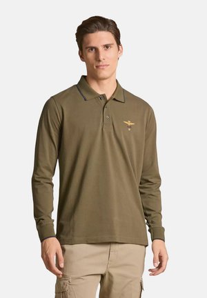 Polo a maniche lunghe verde oliva in cotone, con colletto, una sottile bordatura grigia e un logo ricamato di un'aquila sul petto.