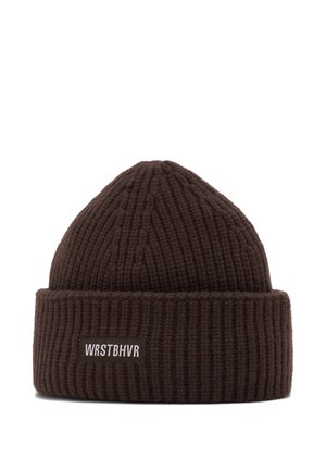 Gorro de punto color marrón oscuro con puño y una pequeña etiqueta rectangular que muestra el texto WRSTBHVR en la parte delantera.