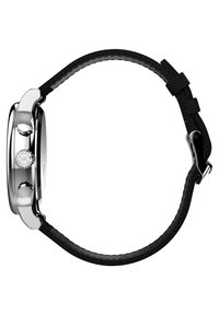 Montre argentée avec un boîtier rond, un bracelet en caoutchouc noir et des accents texturés. Comprend deux poussoirs et une couronne sur le côté pour régler l'heure.