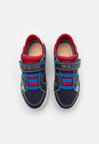 Sneakers GEox blu navy con accenti in tessuto rosso, lacci blu e una cinghia con velcro. Presentano una parte superiore testurizzata e una suola in gomma.