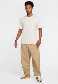 Nike Sportswear TEE - Osnovna majica kratkih rukava - light bone heather