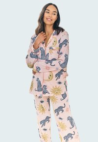Rosa pyjamaset med leopard-, sol- och ögonmönster; har en kragad knapp-up topp och byxor med elastisk midja; slät tygstruktur.