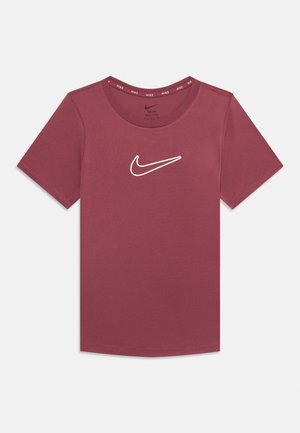 Tričko Nike Dri-FIT s krátkym rukávom v bordovej farbe s bielym logom Swoosh v strede na hrudníku a značkovým lemom goliera.