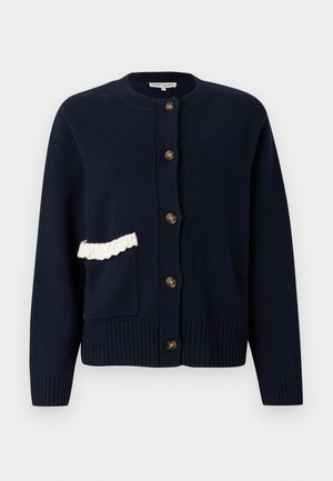 Marineblauwe gebreide cardigan met ronde hals, knopen aan de voorkant, geribde boorden en zoom, en een wit gerimpeld detail op de linkerzak.