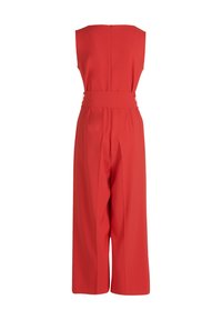 Tuta rossa con design senza maniche, forma a gamba larga e cintura in vita. Realizzata in tessuto morbido con uno stile pulito e minimalista.