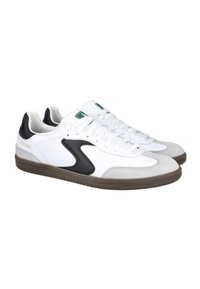 Zapatillas deportivas en blanco y negro, fabricadas con materiales de ante y sintéticos, que presentan un diseño con cordones, suela texturizada y acento de logo.