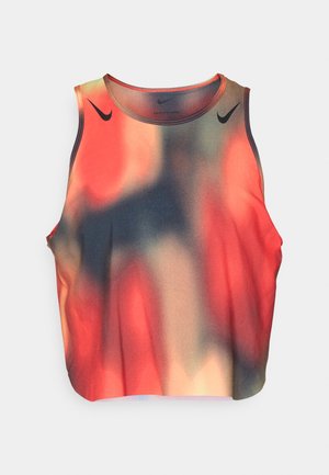 Débardeur de sport sans manches avec un motif dégradé abstrait rouge, noir et beige, orné de deux logos Nike Swoosh noirs près de l'encolure.