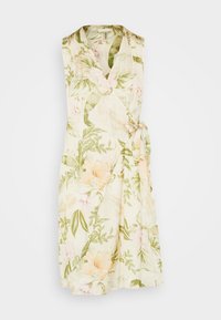 Floral wrap jurk van lichtbeige stof, met groene bladeren en perzikbloemen, een V-hals en een verstelbare strik in de taille.