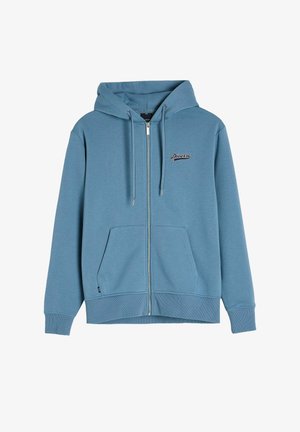 Jasnoniebieska bluza z kapturem zapinana na zamek, wykonana z miękkiego materiału, z kieszenią kangurką, regulowanym kapturem ze sznurkiem oraz haftowanym logo na klatce piersiowej.