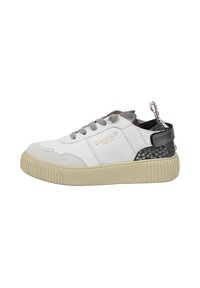 Sneaker in pelle bianca con accenti grigi, tallone nero testurizzato, suola in gomma spessa e un anello decorativo sul tallone. Presenta scritte in oro.