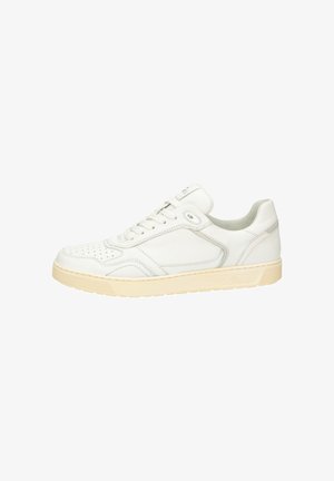 Witte lage sneaker met geperforeerde neus, veterluiting en beige rubberen zool, zijaanzicht tegen een witte achtergrond.