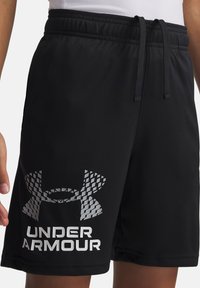 Čierne športové šortky s hladkou textúrou, elastickým pásom a šnúrkou. Obsahuje veľké strieborné logo Under Armour a grafický vzor.