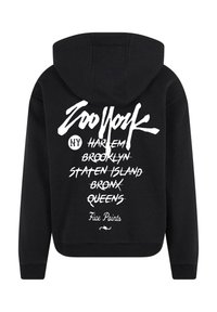Schwarzer Hoodie mit einer weichen Textur, der auf der Rückseite weißen Graffiti-ähnlichen Text zeigt: "Zoo York," die Stadtteile von NYC und "Five Points."