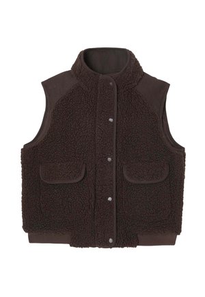 Gilet en fleece marron avec un col montant, des boutons-pression et deux poches avant. Présente un tissu texturé et des matières contrastantes au niveau des bras.