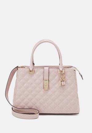 Sac à main matelassé rose clair avec deux poignées, une longue bandoulière et des détails de serrure et de charme dorés sur fond blanc uni.