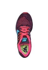 Scarpe da ginnastica Nike con tomaia in rete nera e rosa, evidenziate da uno swoosh turchese. Presentano lacci fucsia brillanti e un collo imbottito.